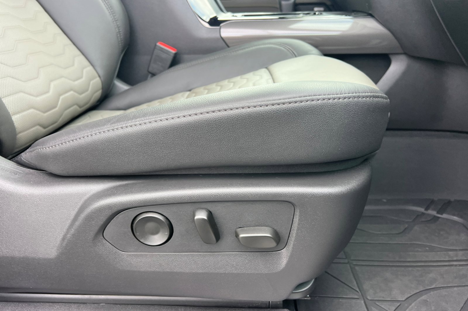 Certified 2025 Chevrolet Silverado 1500 ZR2 w/ Technology Package image 23