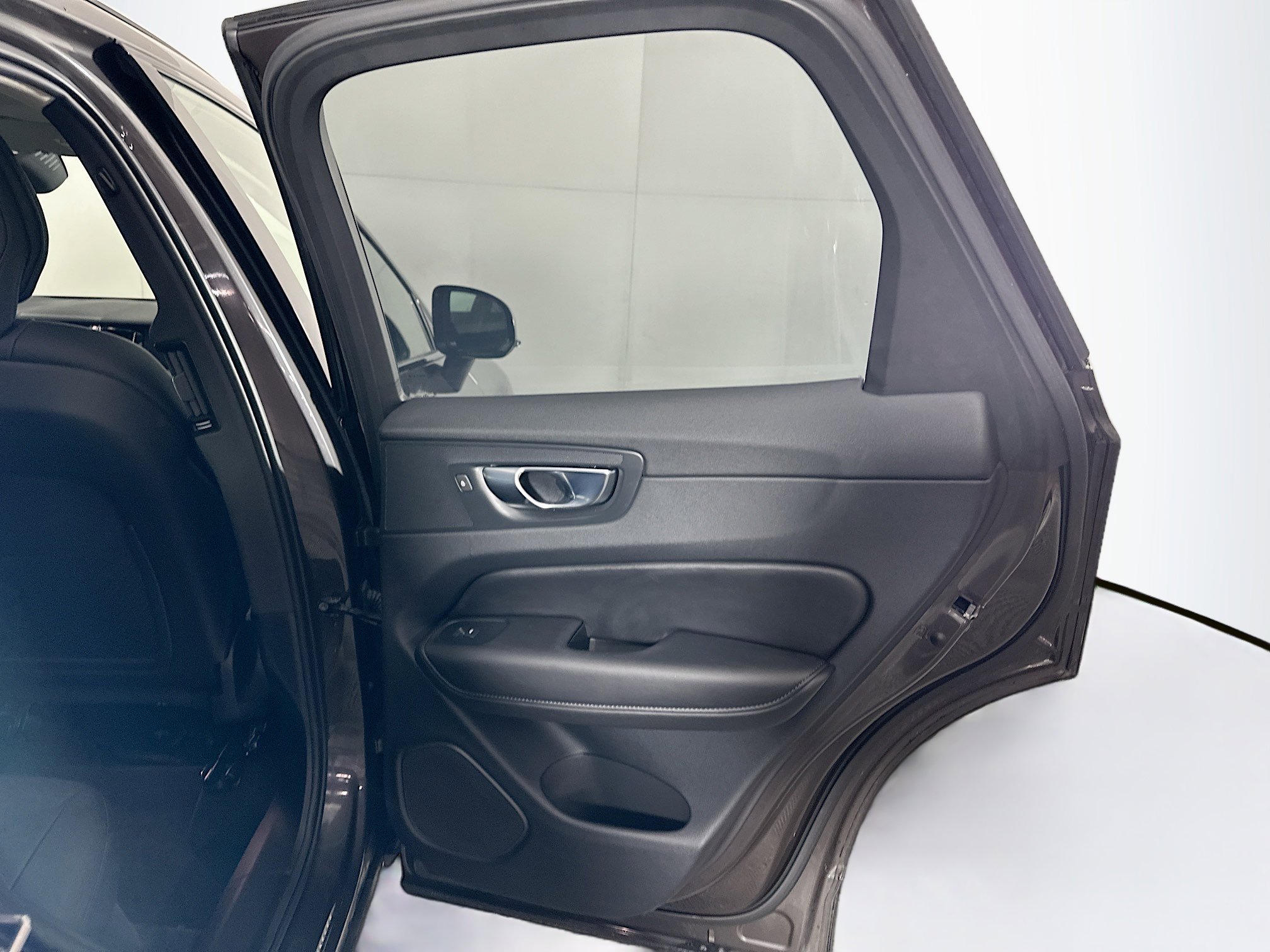 Used 2025 Volvo XC60 B5 Plus image 29