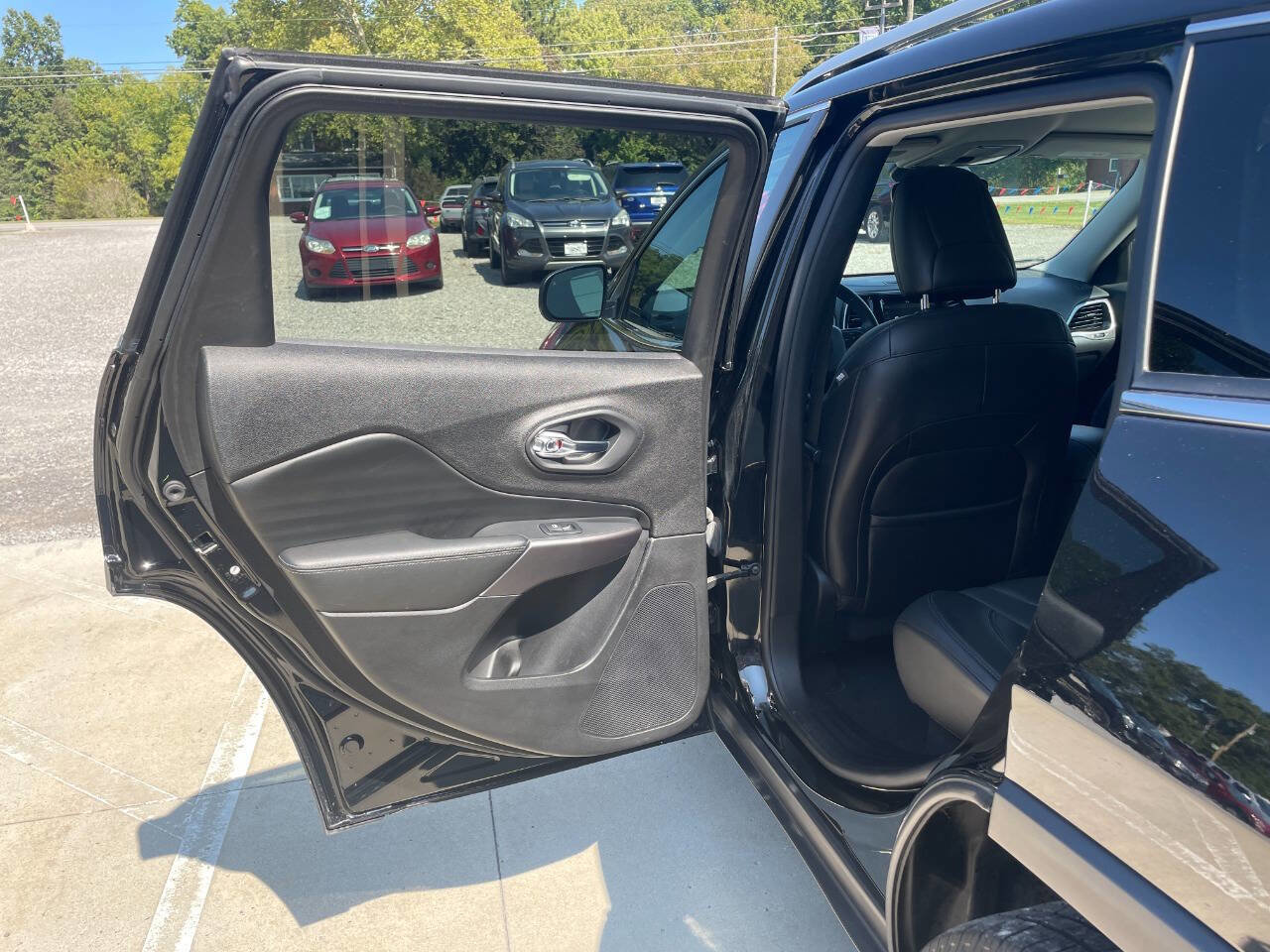 Used 2019 Jeep Cherokee Limited image 21
