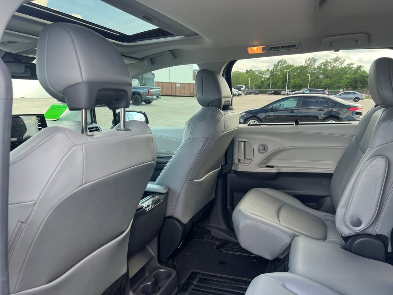 Used 2024 Toyota Sienna XLE FWD image 11