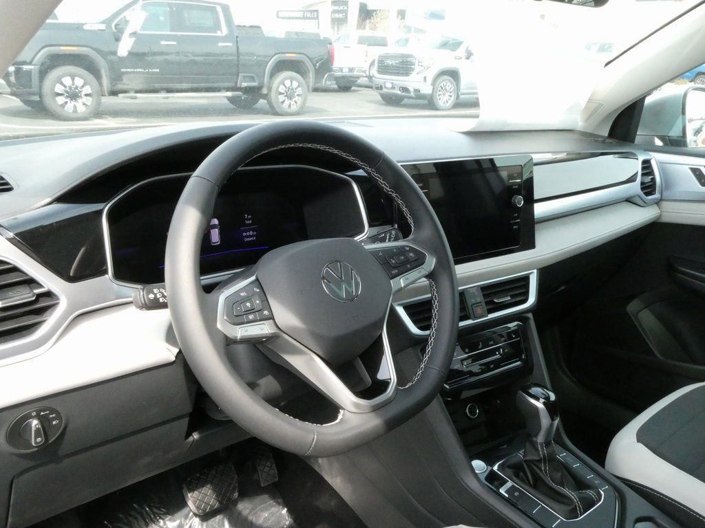 Certified 2025 Volkswagen Taos SE image 30