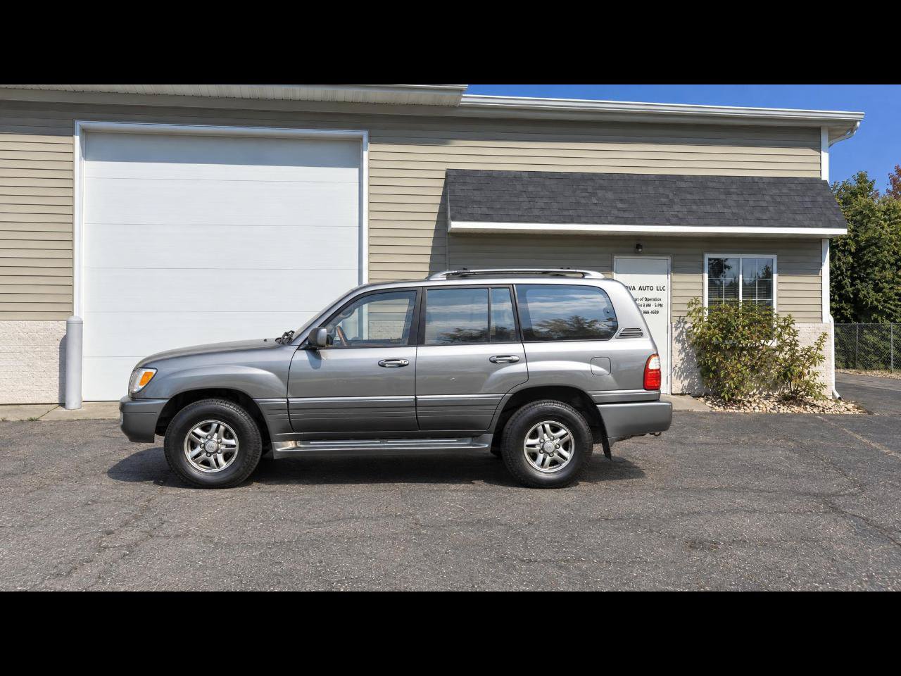 Used 2002 Lexus LX 470 4WD image 2
