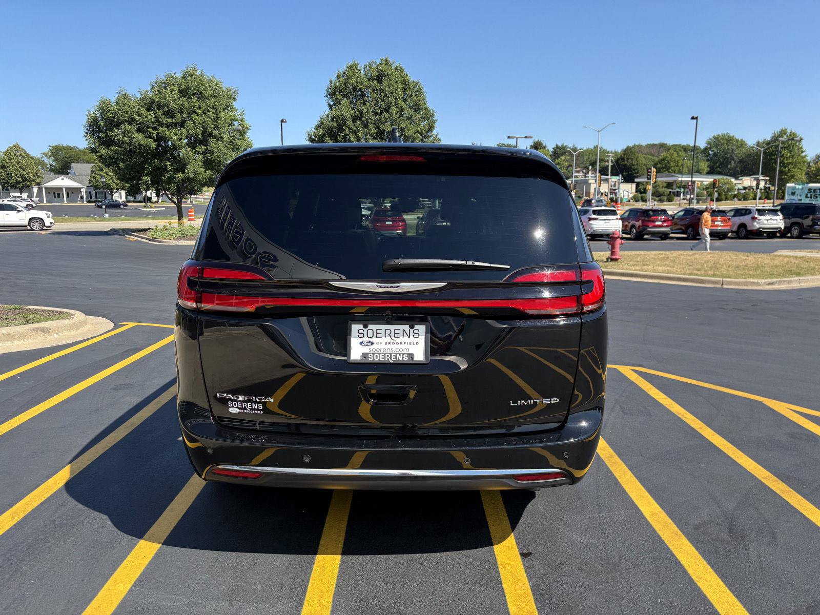 Used 2026 Chrysler Pacifica Limited FWD image 5
