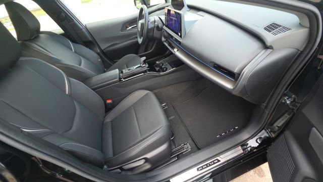 Used 2024 Toyota Prius Limited w/ Limited Premium Package FWD image 28