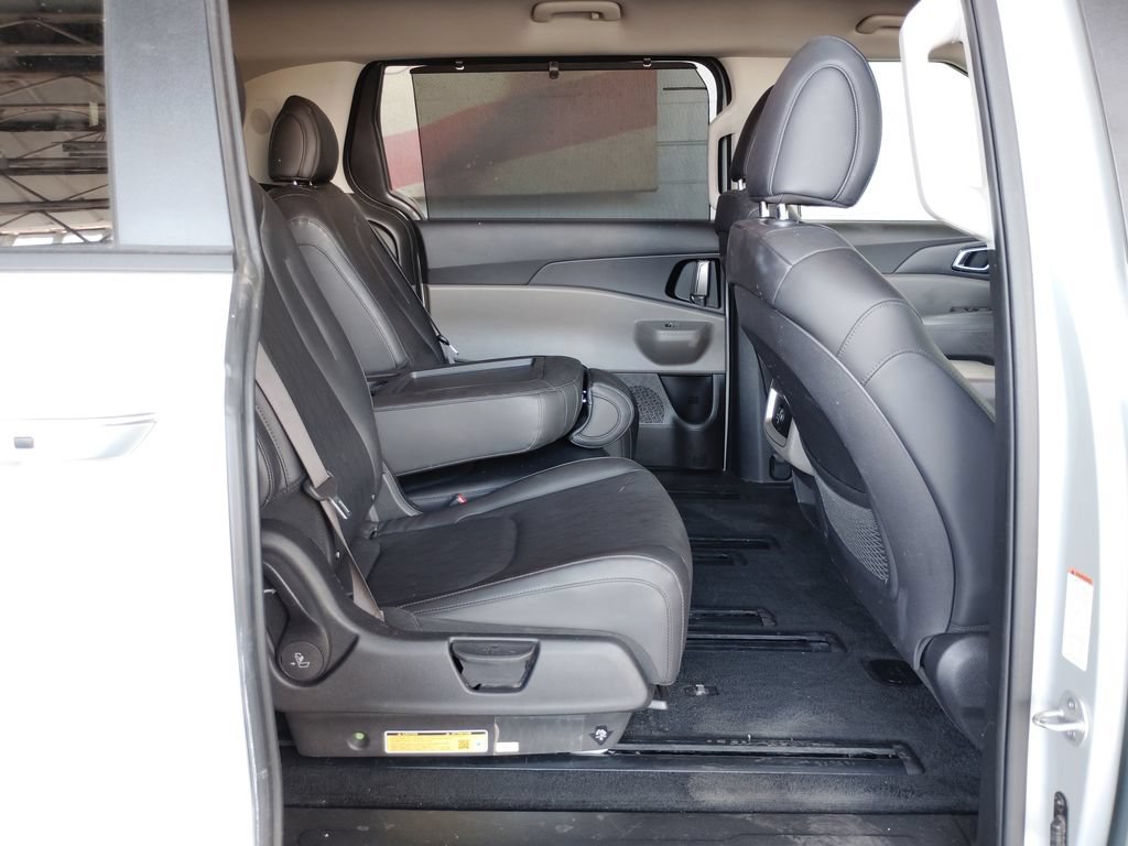 Used 2025 Kia Carnival EX FWD image 16