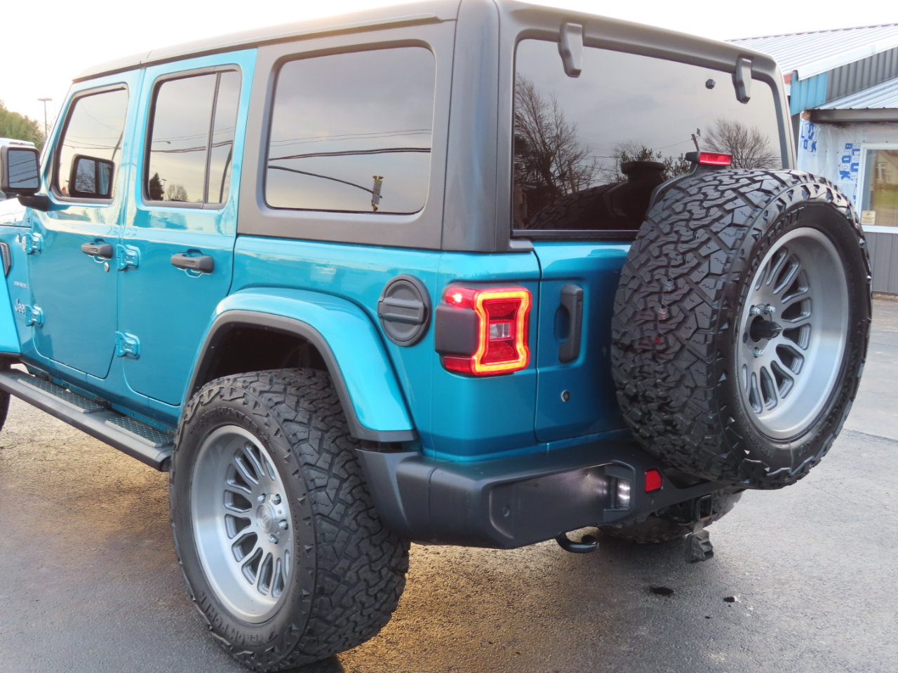 Used 2019 Jeep Wrangler Unlimited Sahara image 16