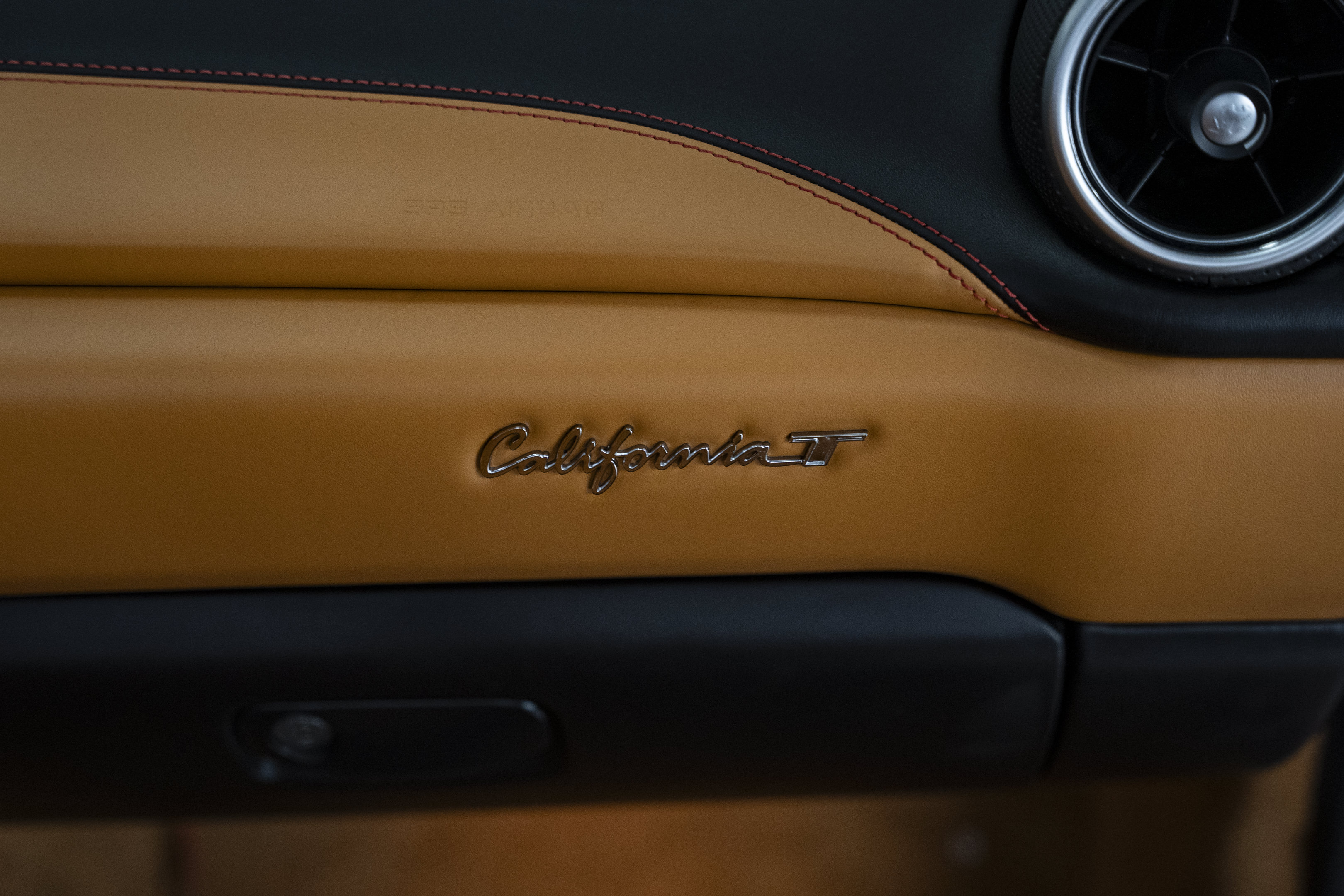 Used 2016 Ferrari California T RWD image 39
