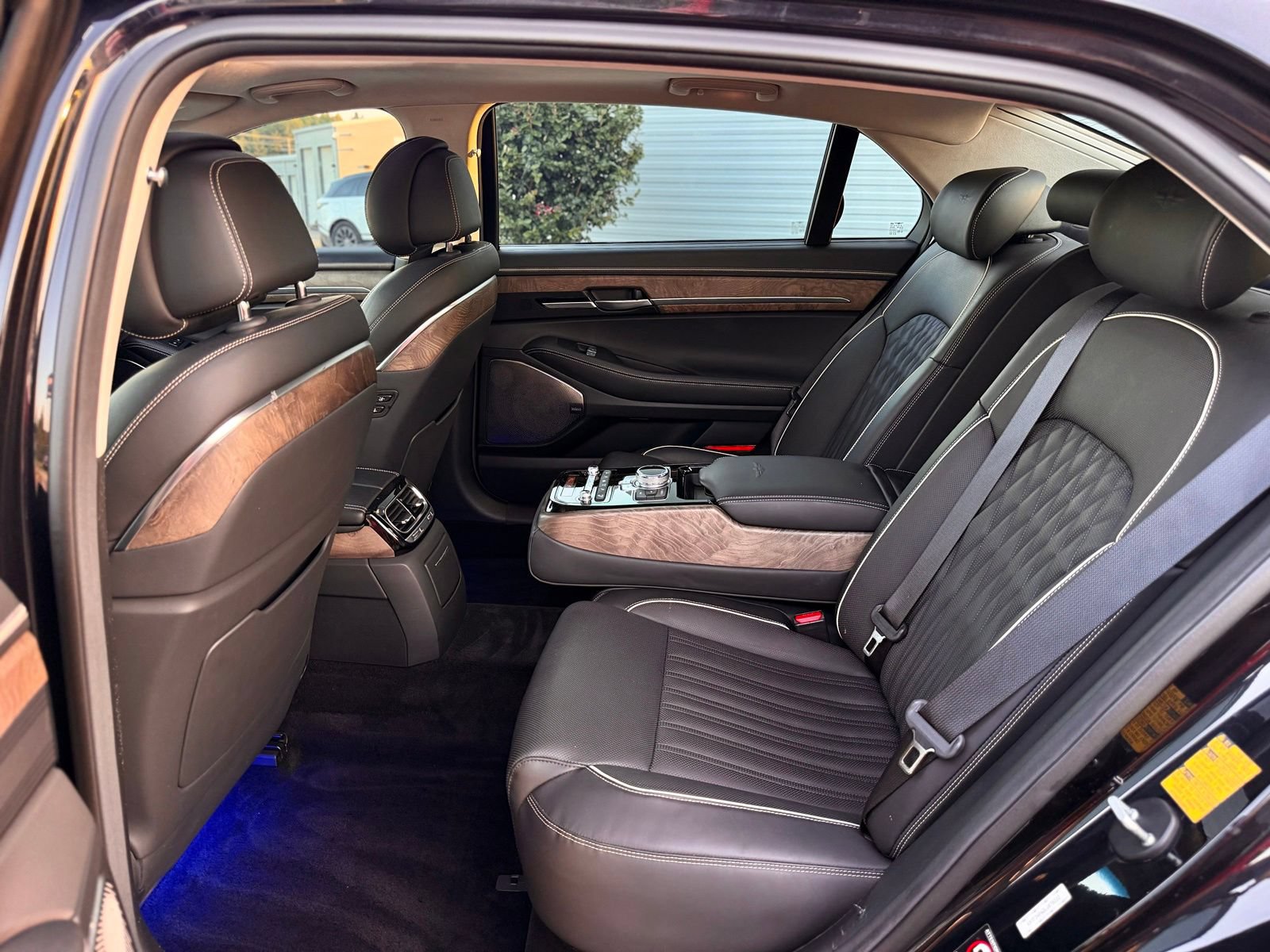 Used 2020 Genesis G90 3.3T Premium RWD image 8