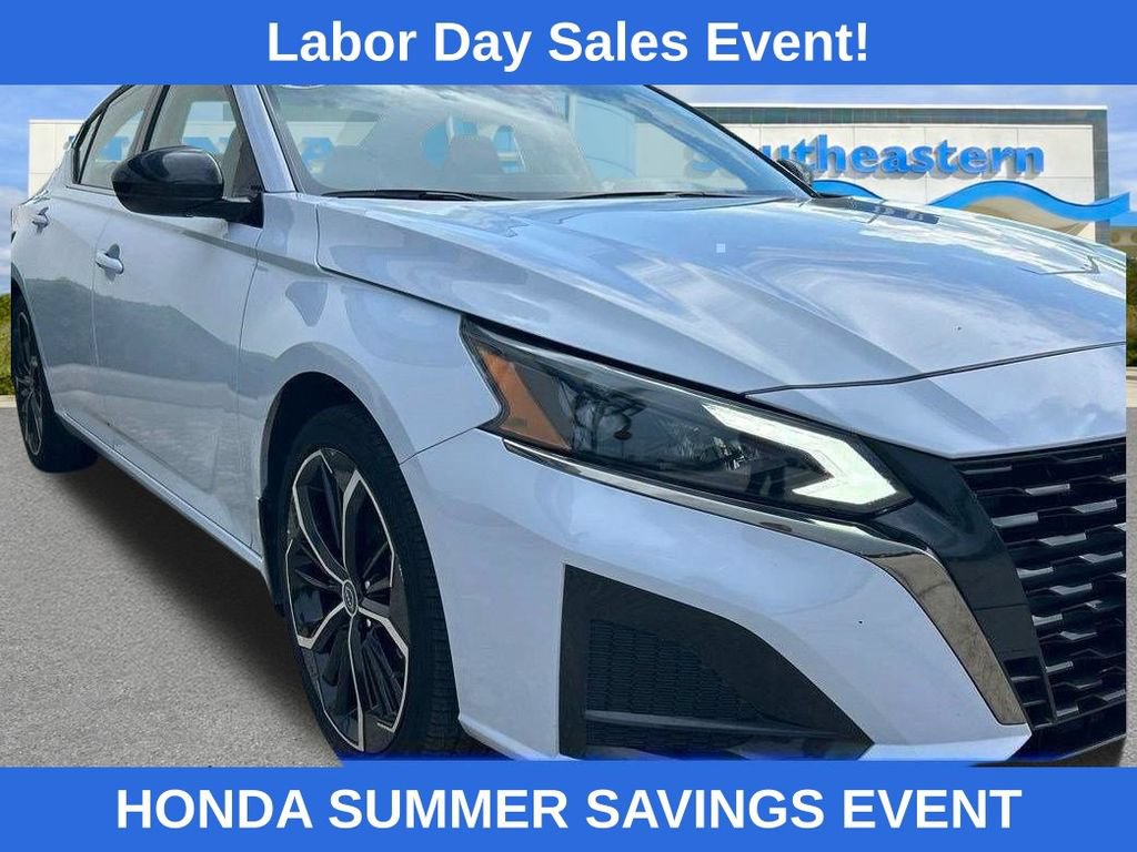 Used 2024 Nissan Altima 2.5 SR w/ SR Premium Package FWD image 3