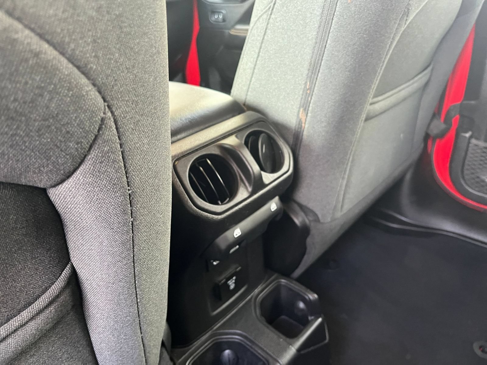 Used 2025 Jeep Wrangler Unlimited Sahara AWD/4WD image 21