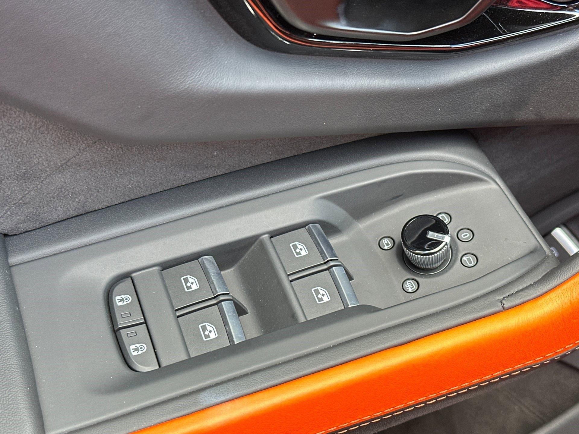 Used 2025 Lamborghini Urus SE image 16