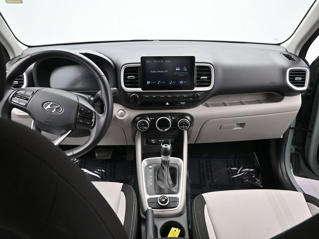 Used 2025 Hyundai Venue SEL image 17