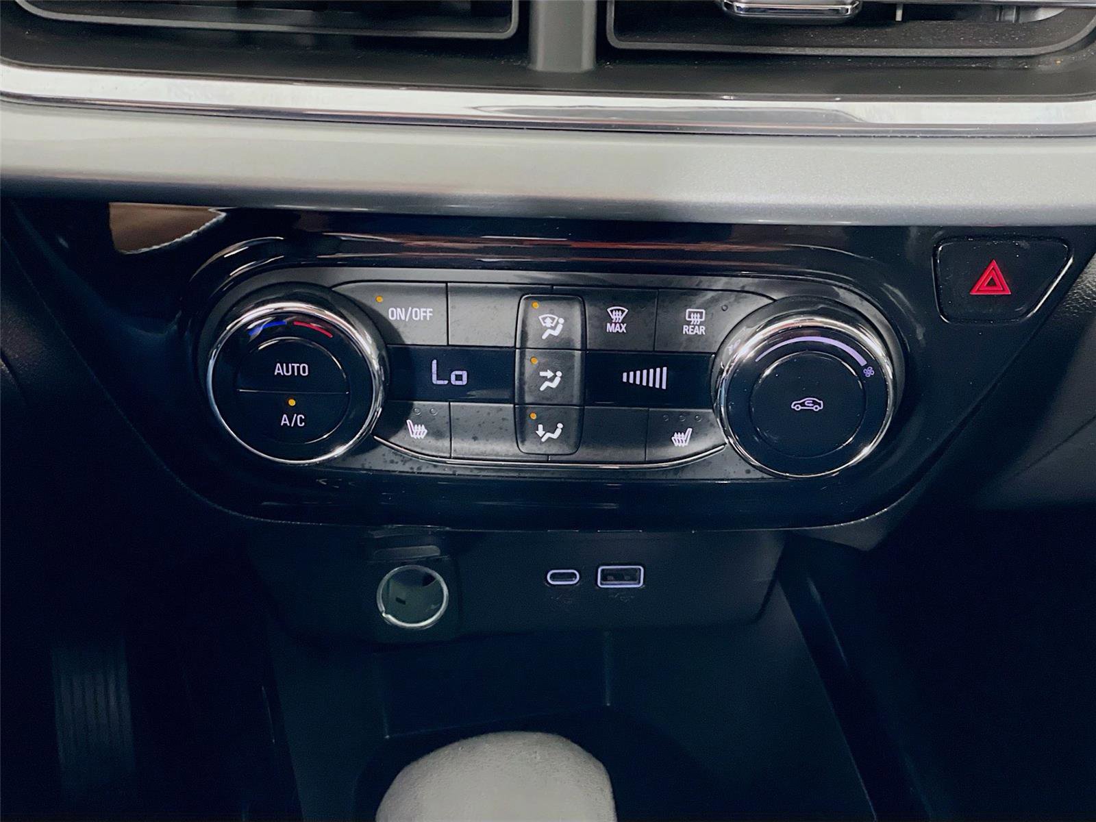 Used 2025 Chevrolet Trax LT w/ LT Convenience Package image 18