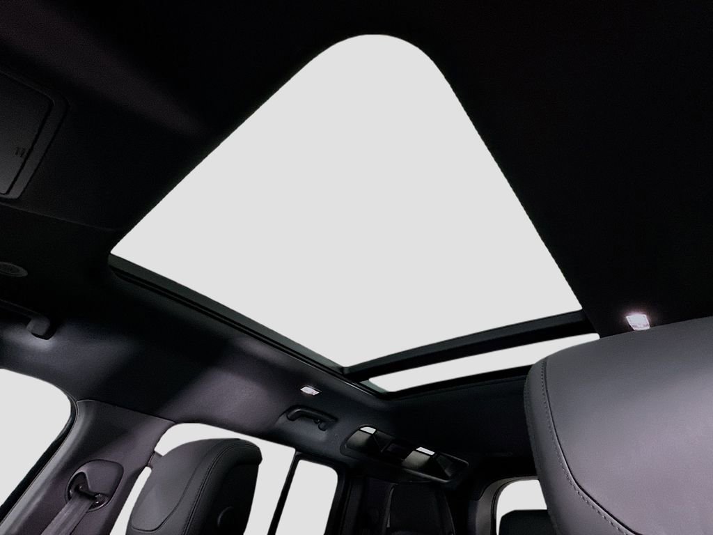 Used 2023 Land Rover Defender 110 V8 image 14