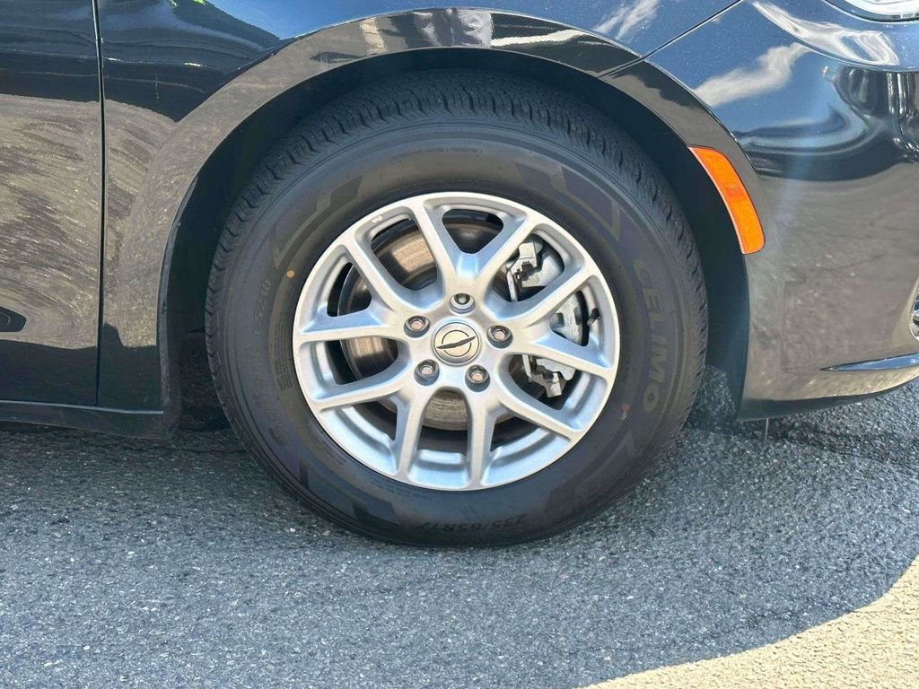 Used 2023 Chrysler Pacifica Touring-L FWD image 6