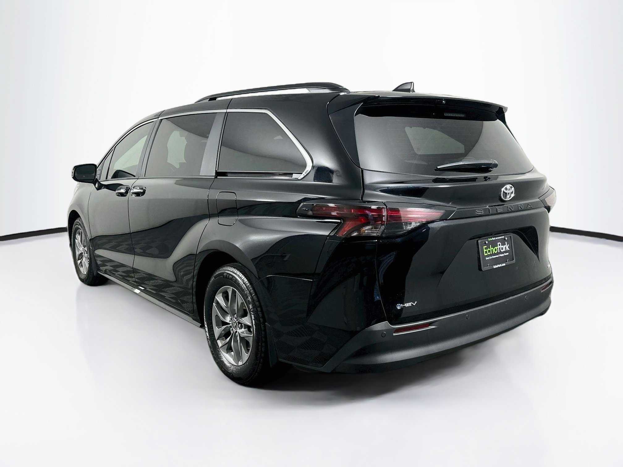 Used 2026 Toyota Sienna XLE FWD image 5