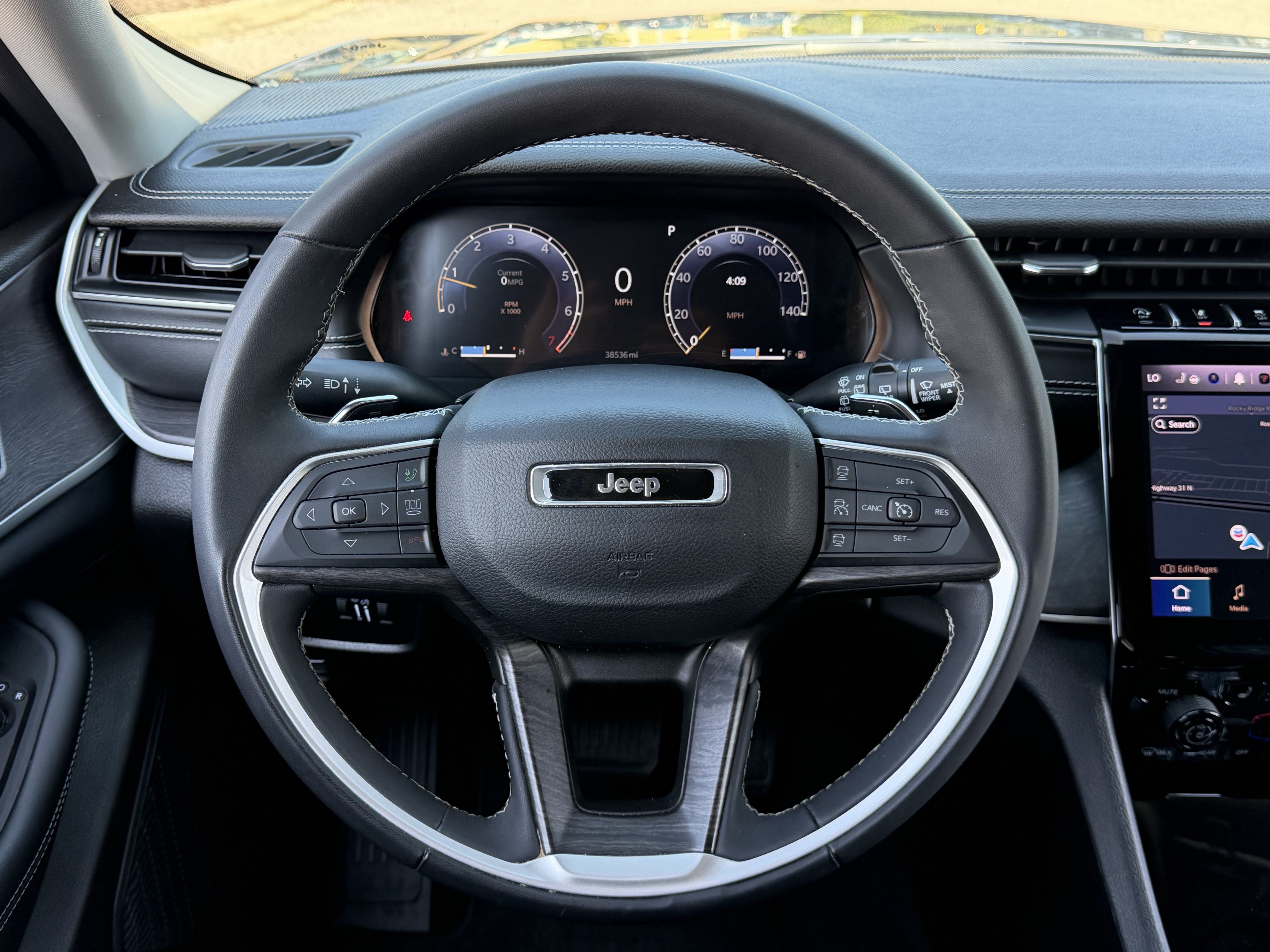 Used 2023 Jeep Grand Cherokee Limited AWD/4WD image 17