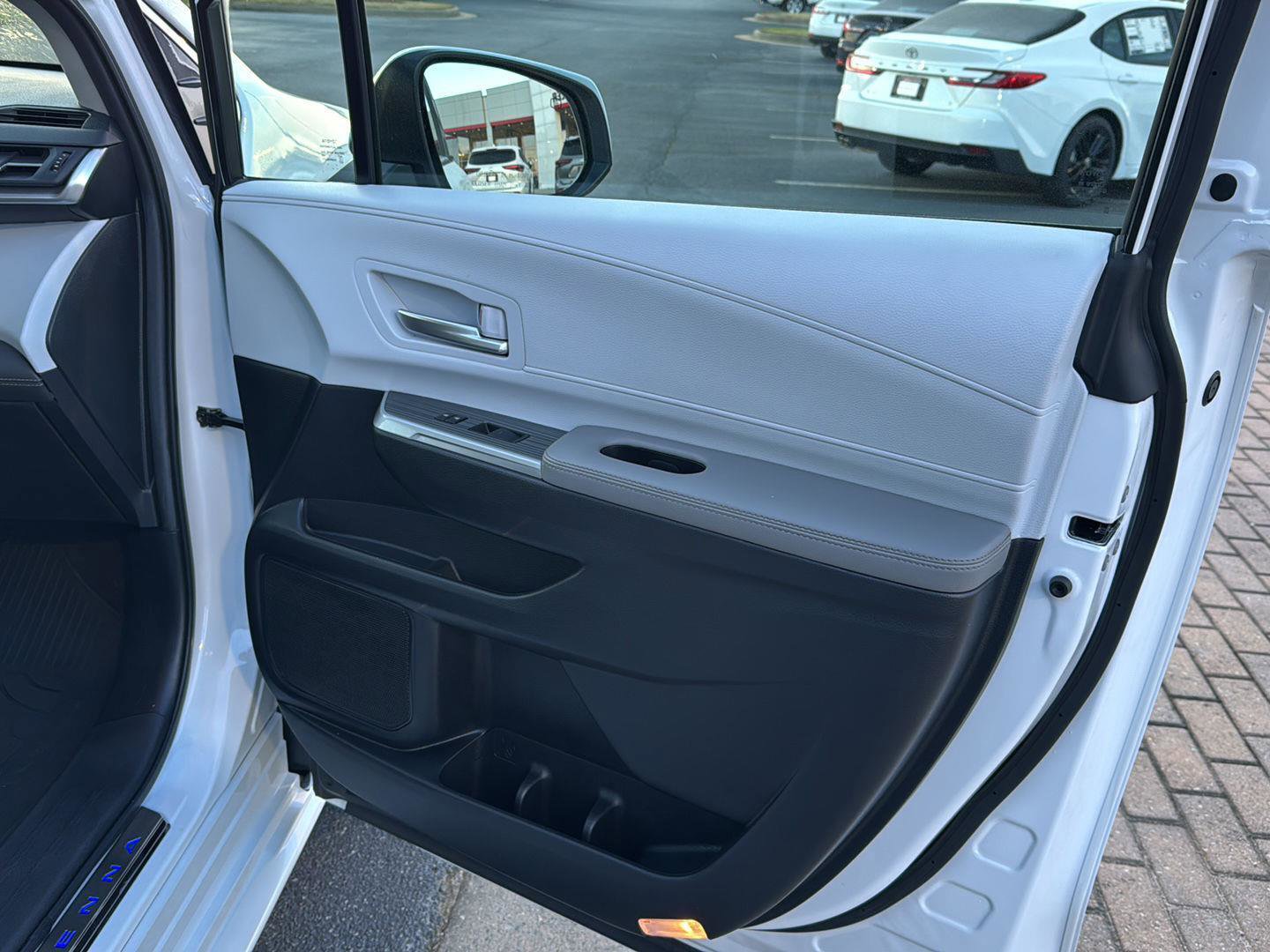 Used 2025 Toyota Sienna XLE w/ XLE Plus Package FWD image 12