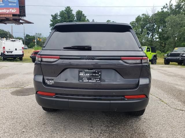 Used 2024 Jeep Grand Cherokee Altitude AWD/4WD image 4