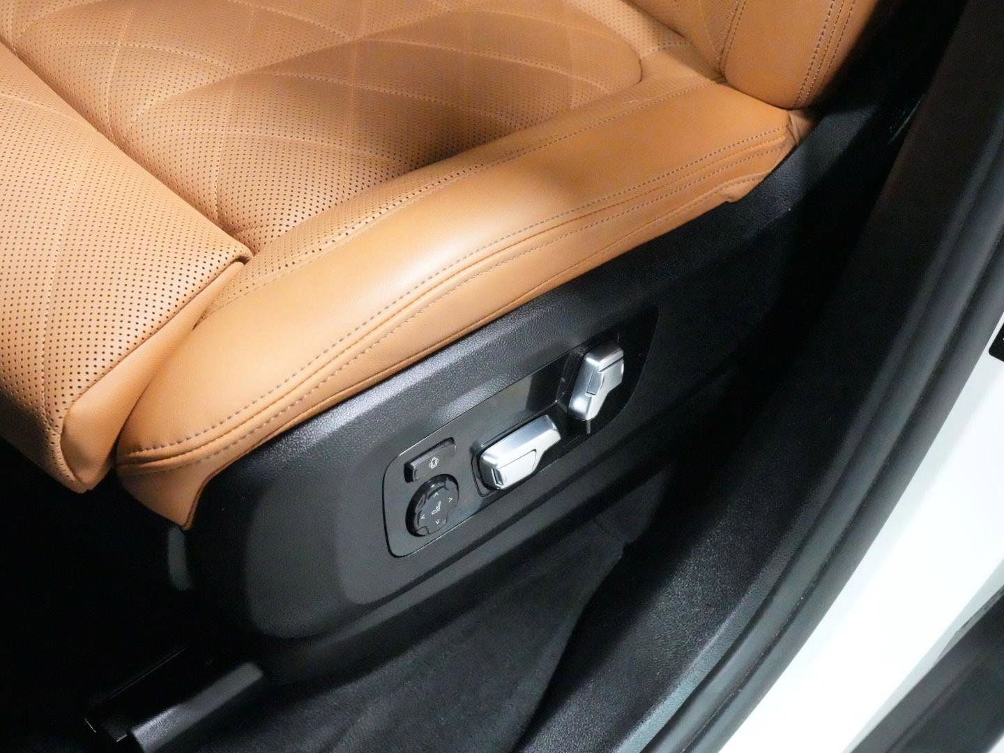 Certified 2024 BMW X5 xDrive40i w/ Premium Package image 33