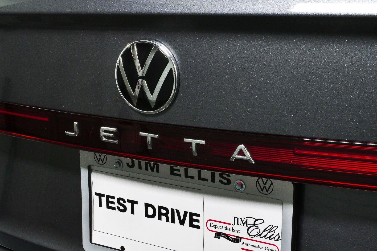 Certified 2025 Volkswagen Jetta Sport FWD image 31