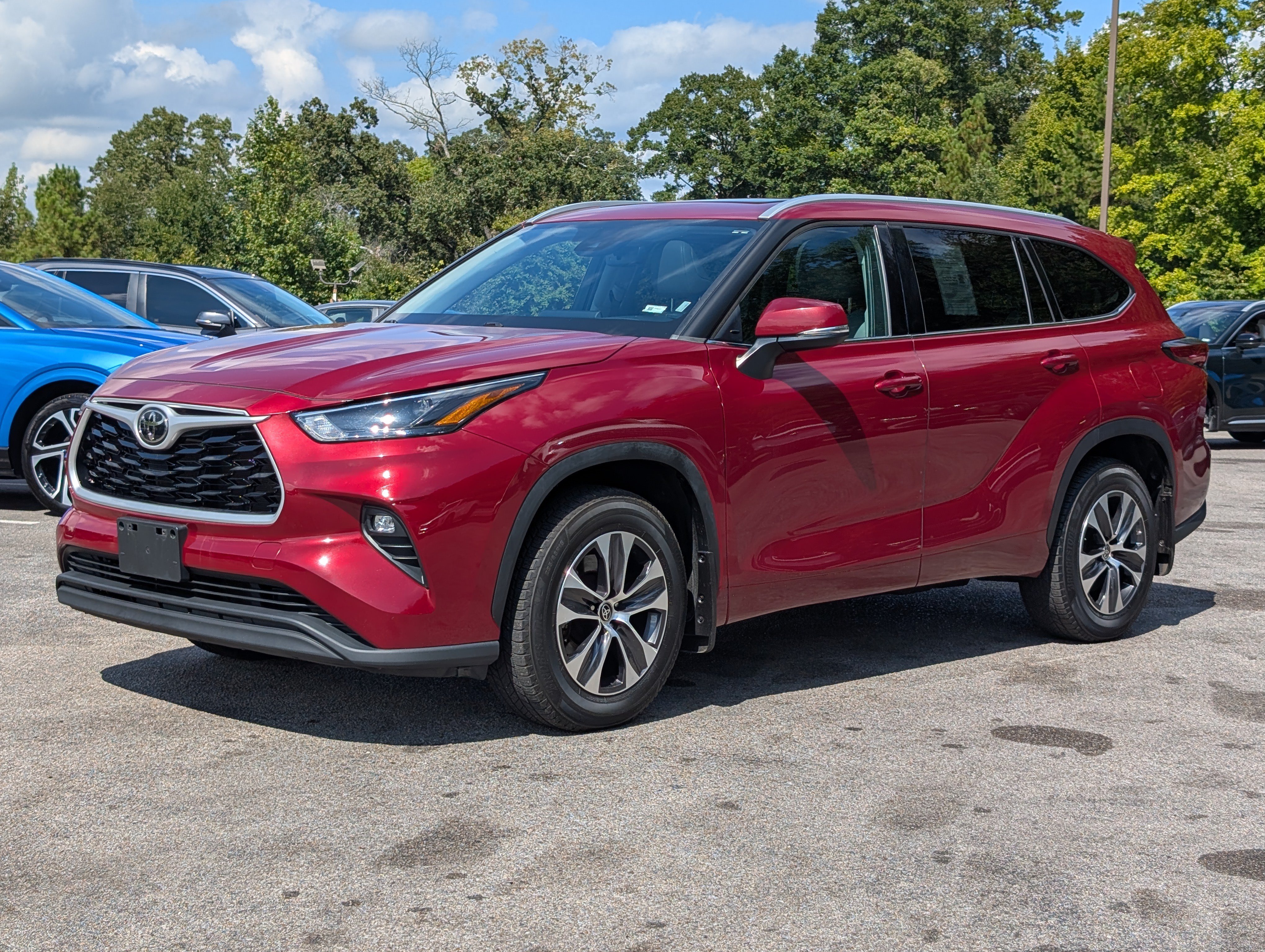 Used 2022 Toyota Highlander XLE AWD/4WD image 5