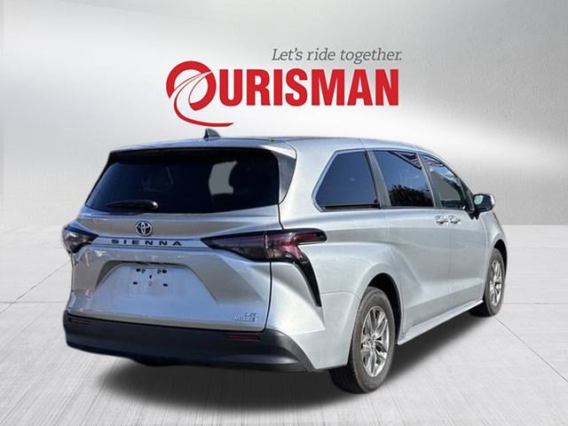 Used 2024 Toyota Sienna LE image 2