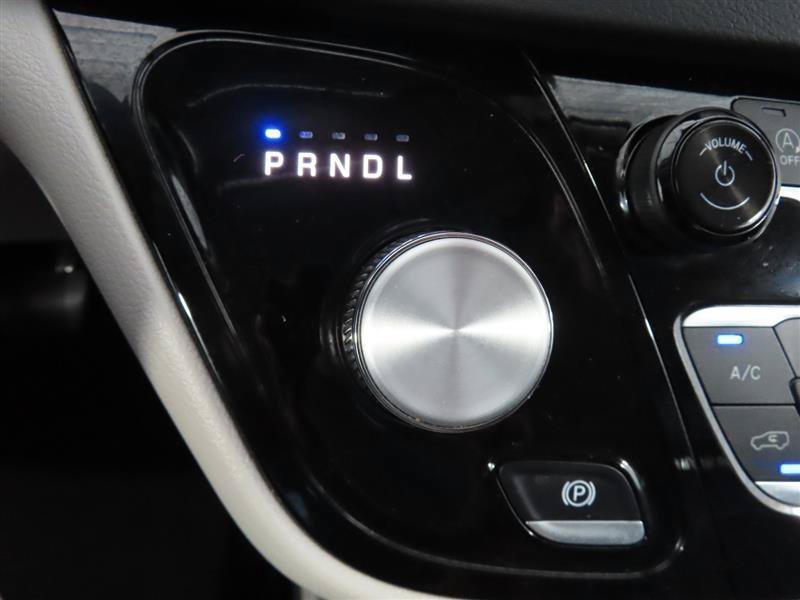 Used 2024 Chrysler Pacifica Touring-L FWD image 23