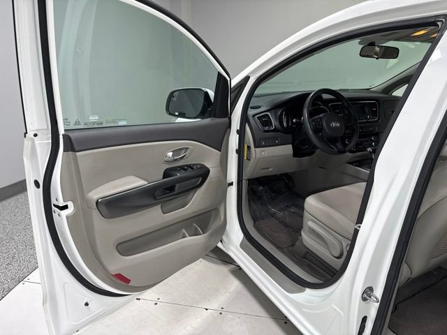 Used 2018 Kia Sedona L FWD image 9