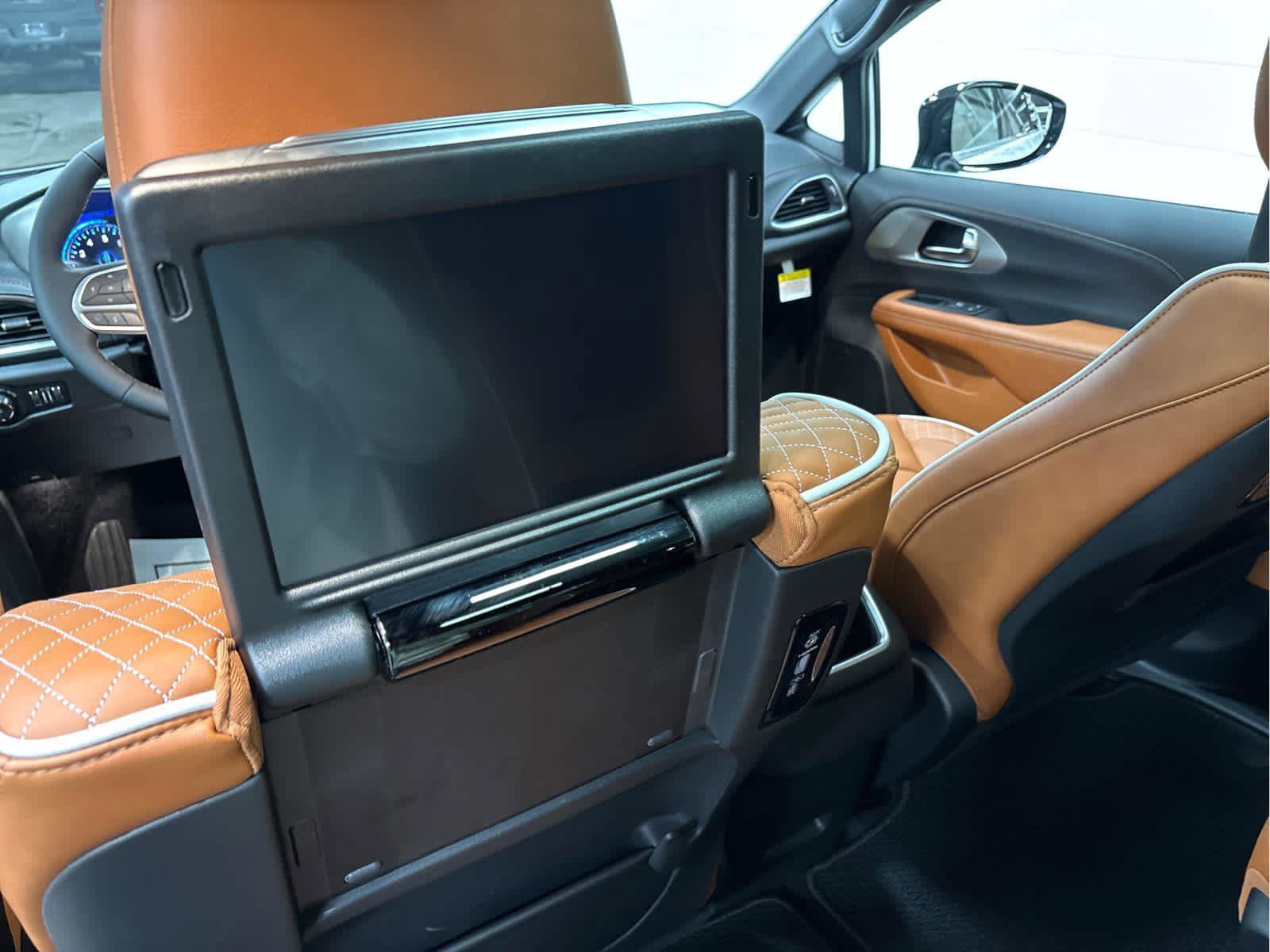 New 2026 Chrysler Pacifica Pinnacle w/ Trailer Tow Group image 22