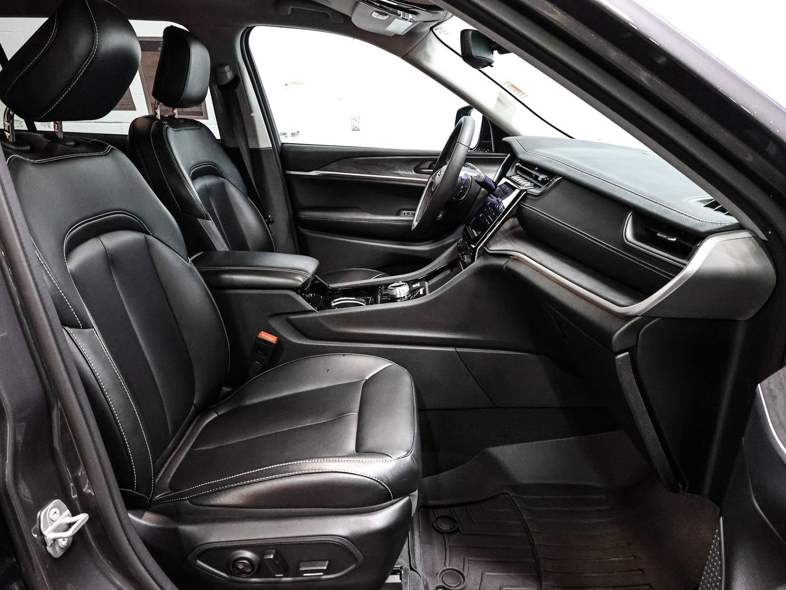 Used 2023 Jeep Grand Cherokee L Limited w/ Black Appearance Package image 22