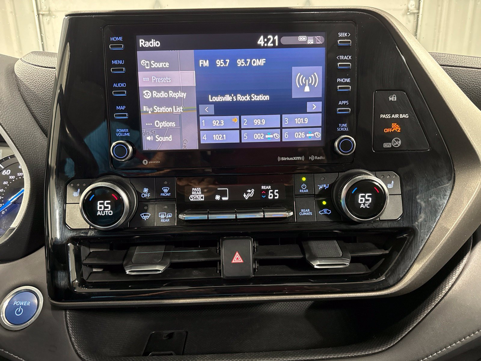Used 2020 Toyota Highlander XLE AWD/4WD image 35