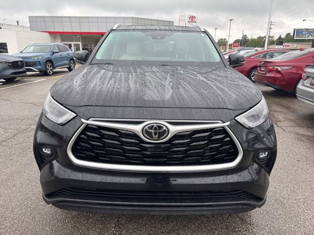 Used 2023 Toyota Highlander XLE AWD/4WD image 2