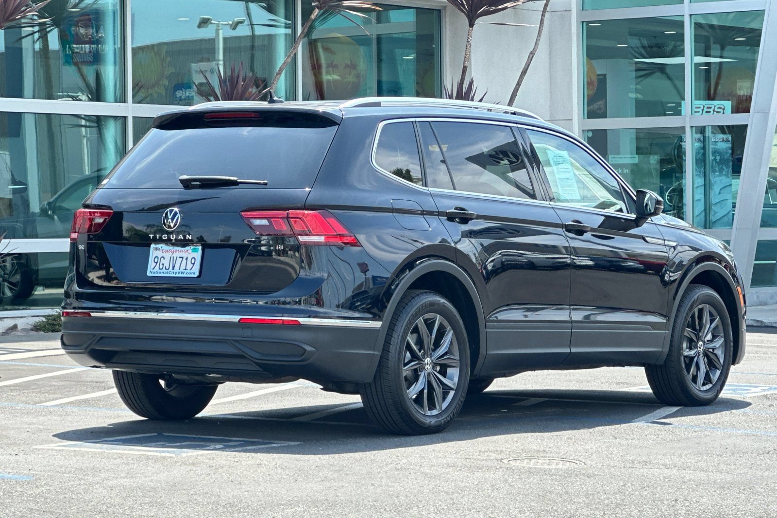 Used 2023 Volkswagen Tiguan SE FWD image 5