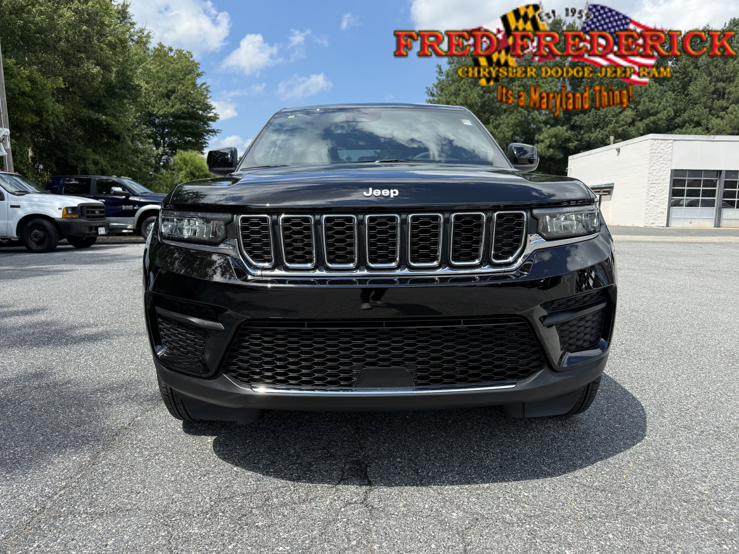 Used 2025 Jeep Grand Cherokee Laredo X AWD/4WD image 2