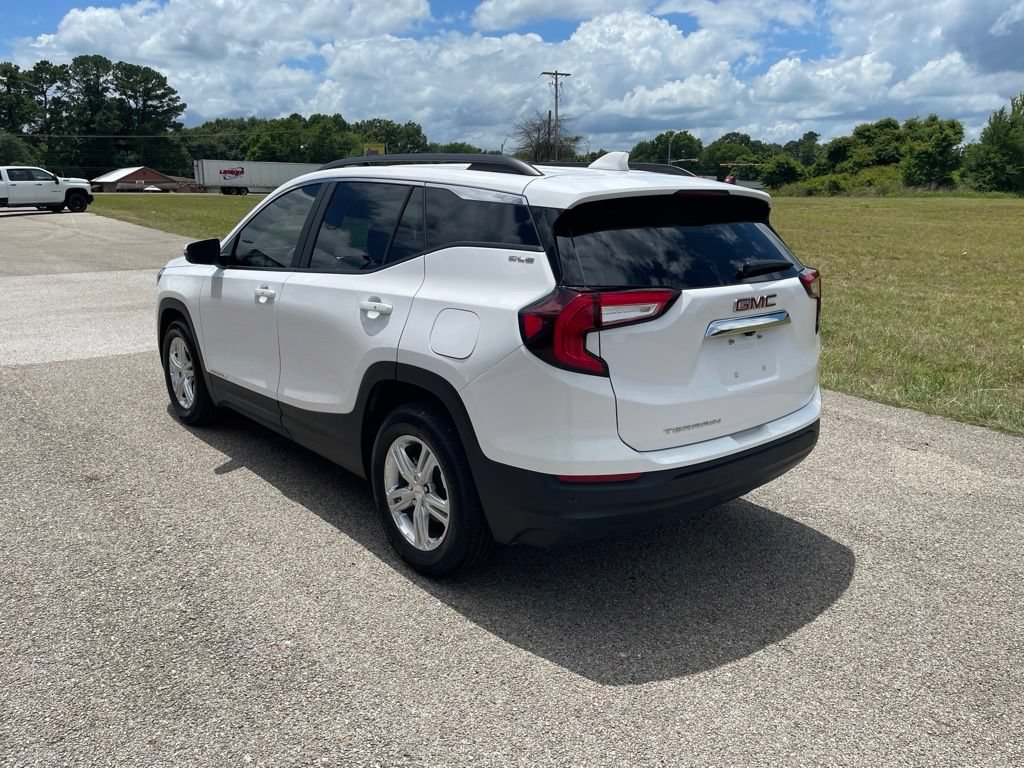 Used 2024 GMC Terrain SLE w/ Driver Convenience Package FWD image 3