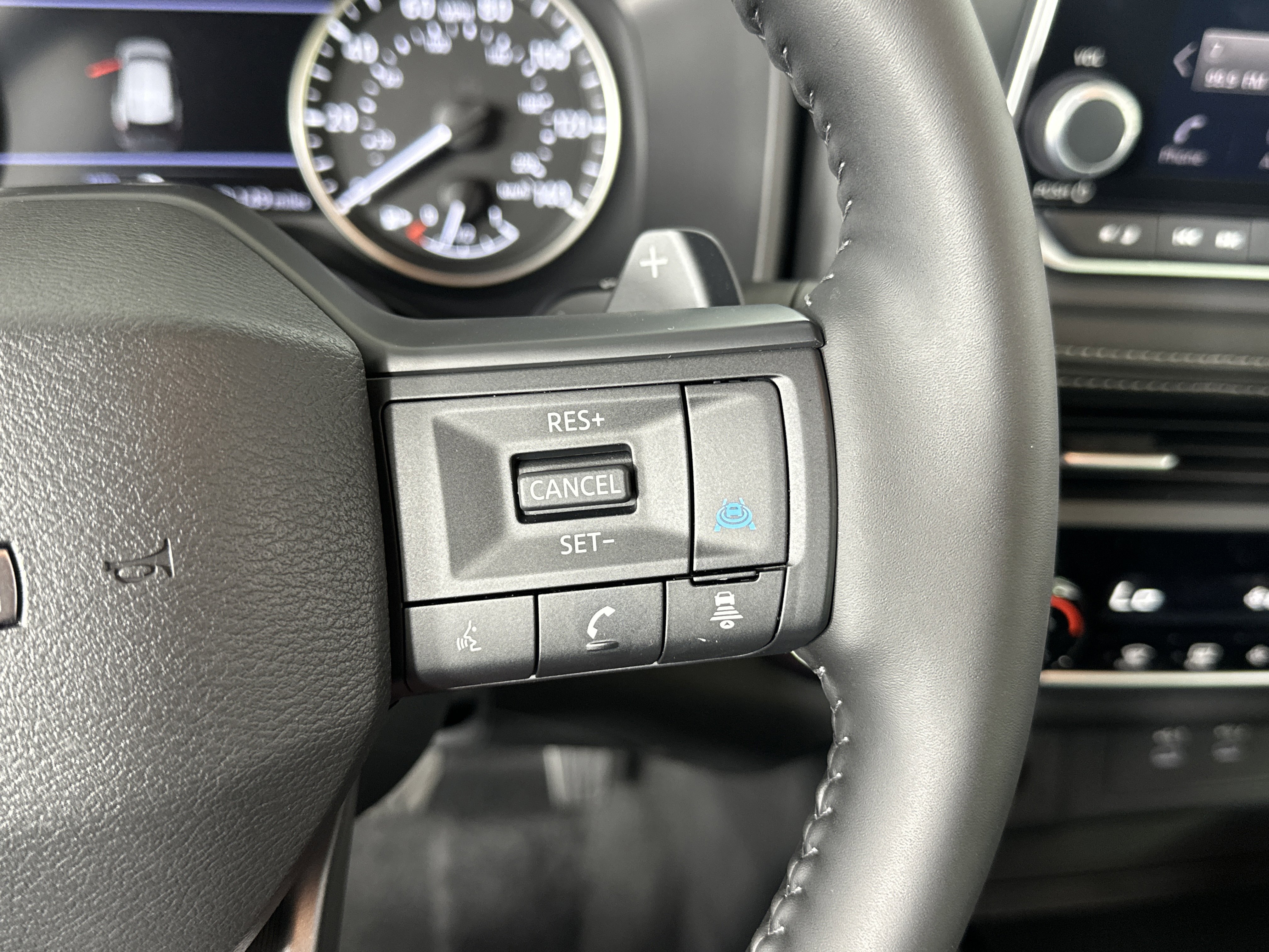 Certified 2025 Nissan Rogue SV image 28