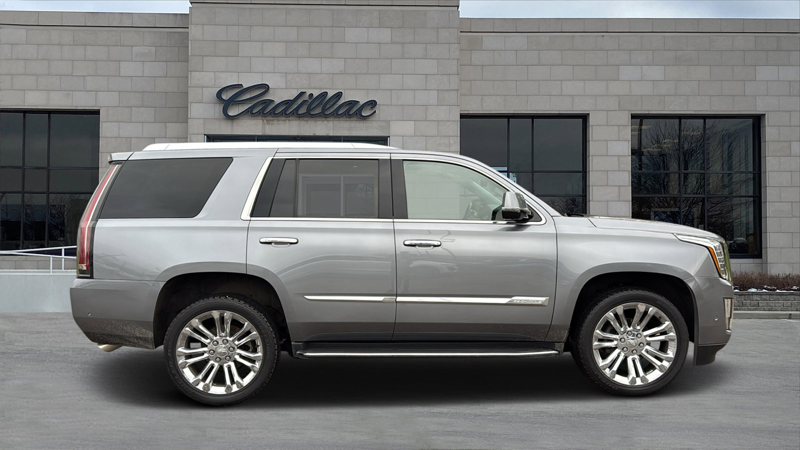 Used 2018 Cadillac Escalade Luxury image 2