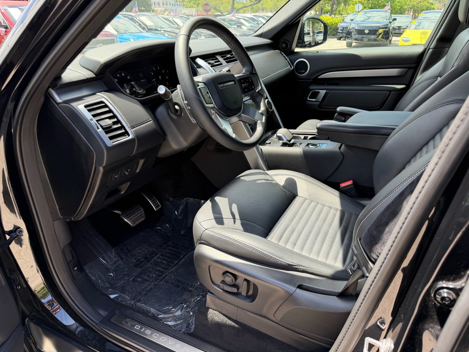 Used 2024 Land Rover Discovery Dynamic SE AWD/4WD image 11