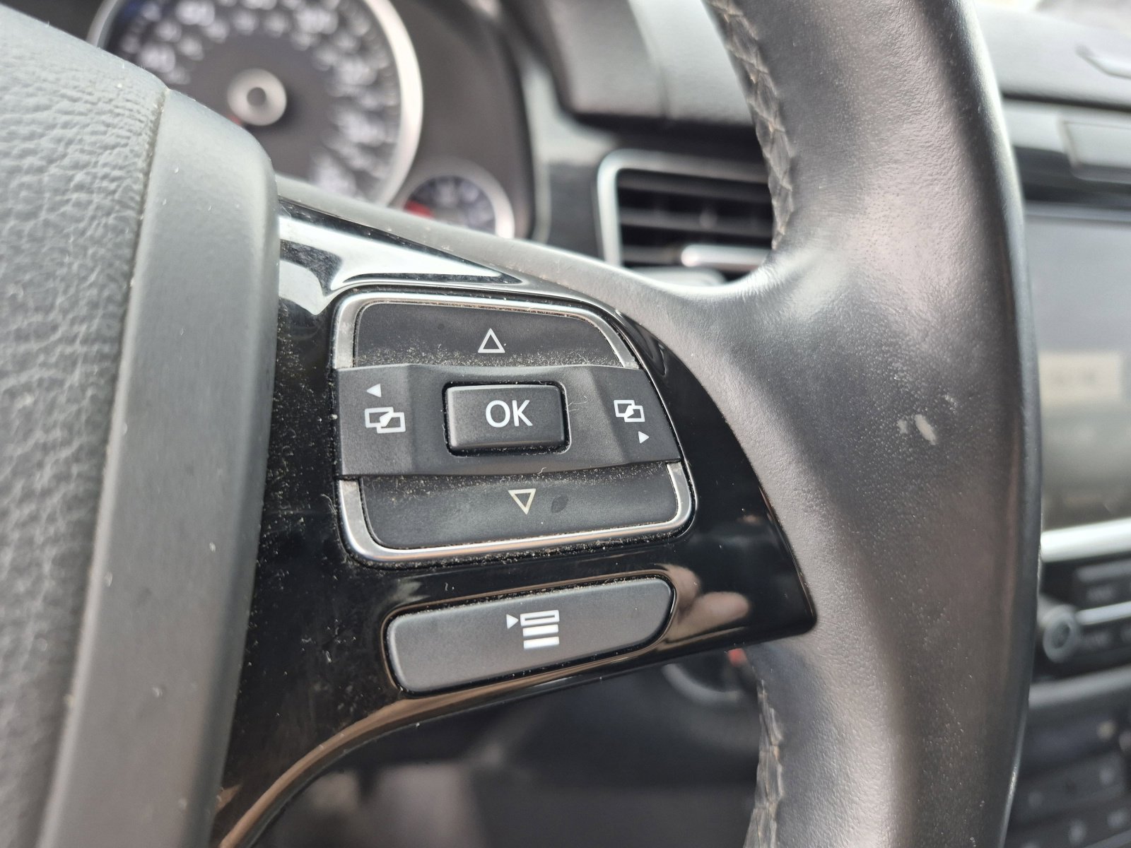 Used 2014 Volkswagen Touareg Sport image 27