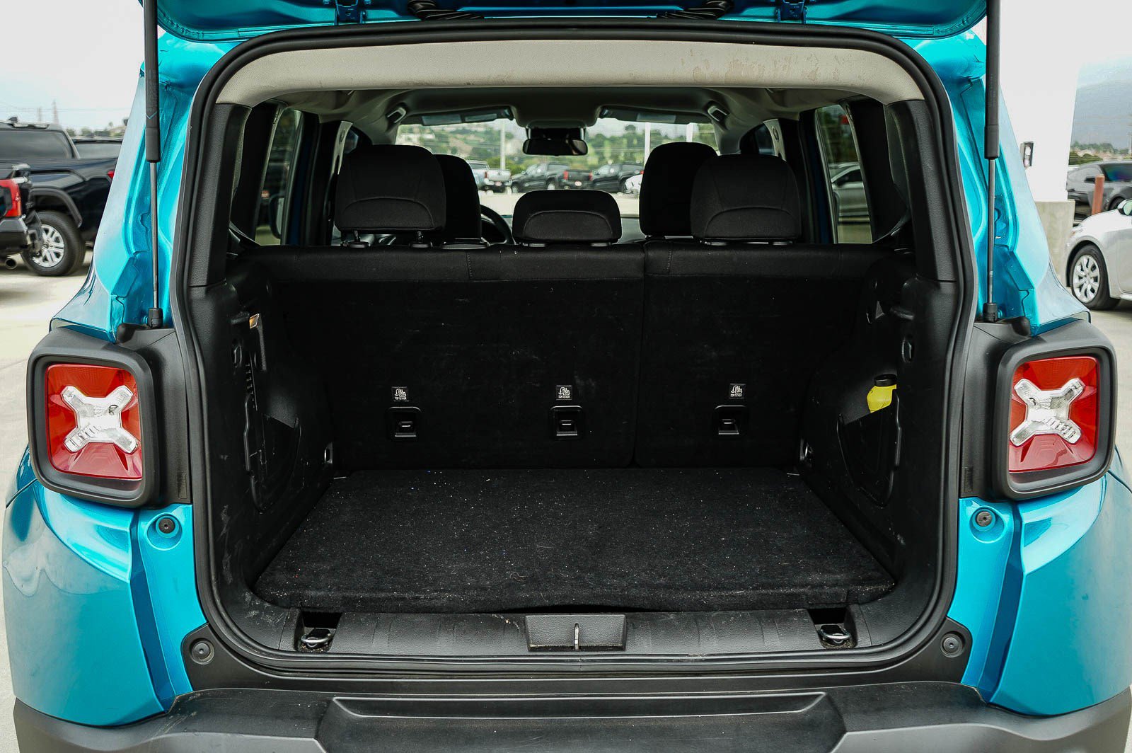 Used 2021 Jeep Renegade Latitude FWD image 24