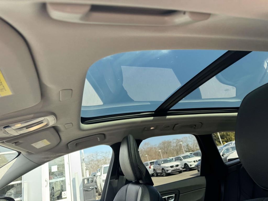 Certified 2023 Volvo XC60 B5 Plus image 17