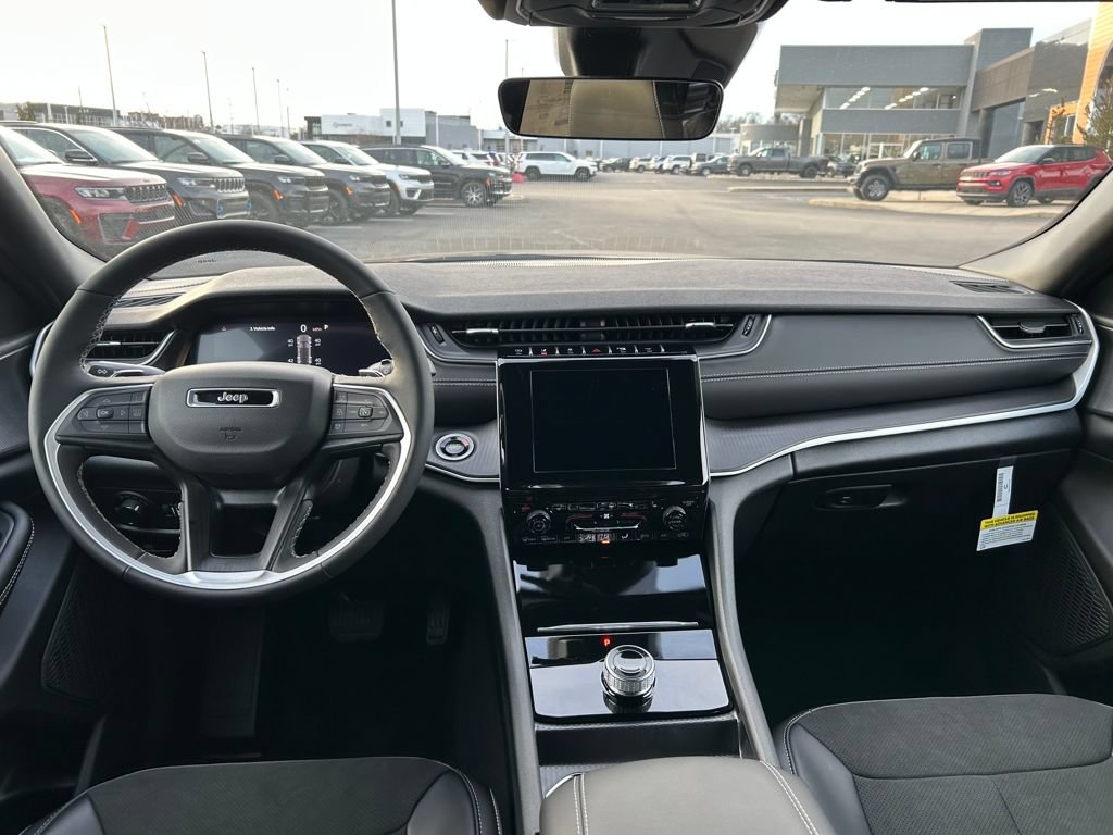 New 2025 Jeep Grand Cherokee 4WD image 9