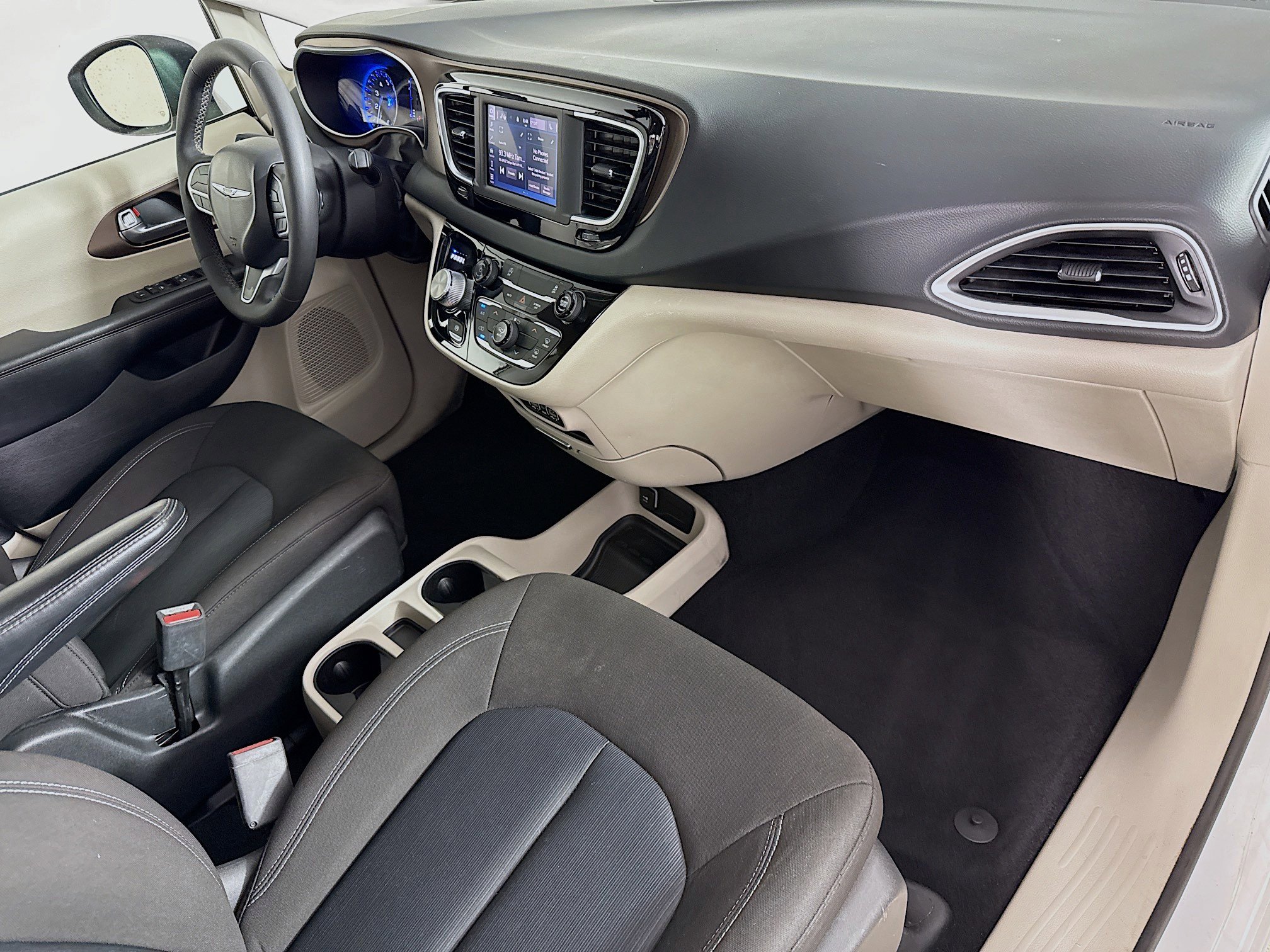 Used 2022 Chrysler Voyager LX FWD image 36
