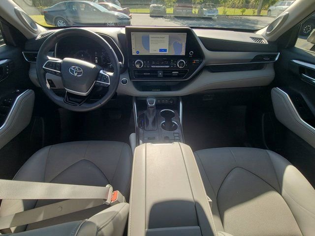 Used 2024 Toyota Highlander Limited image 2