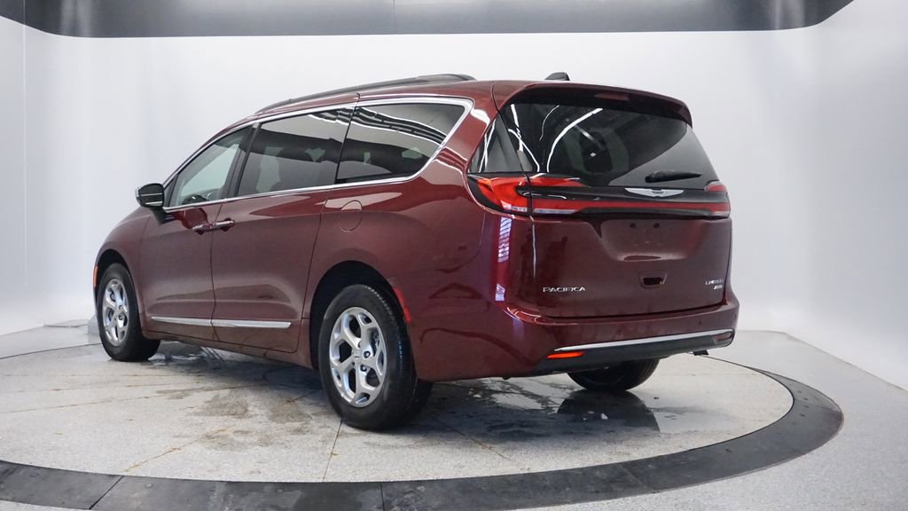 Used 2023 Chrysler Pacifica Limited image 3