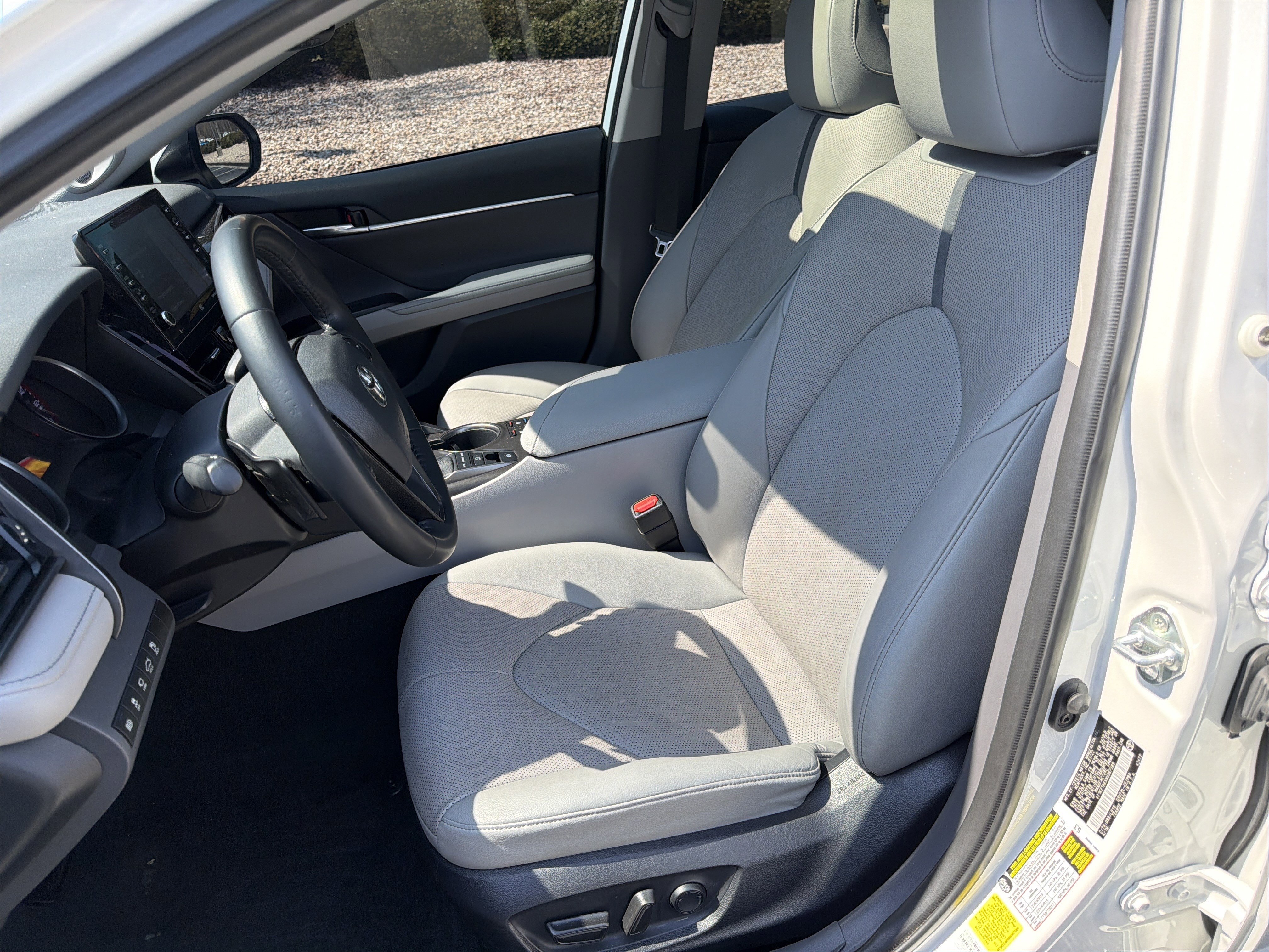 Used 2022 Toyota Camry XSE w/ Navigation Package image 9