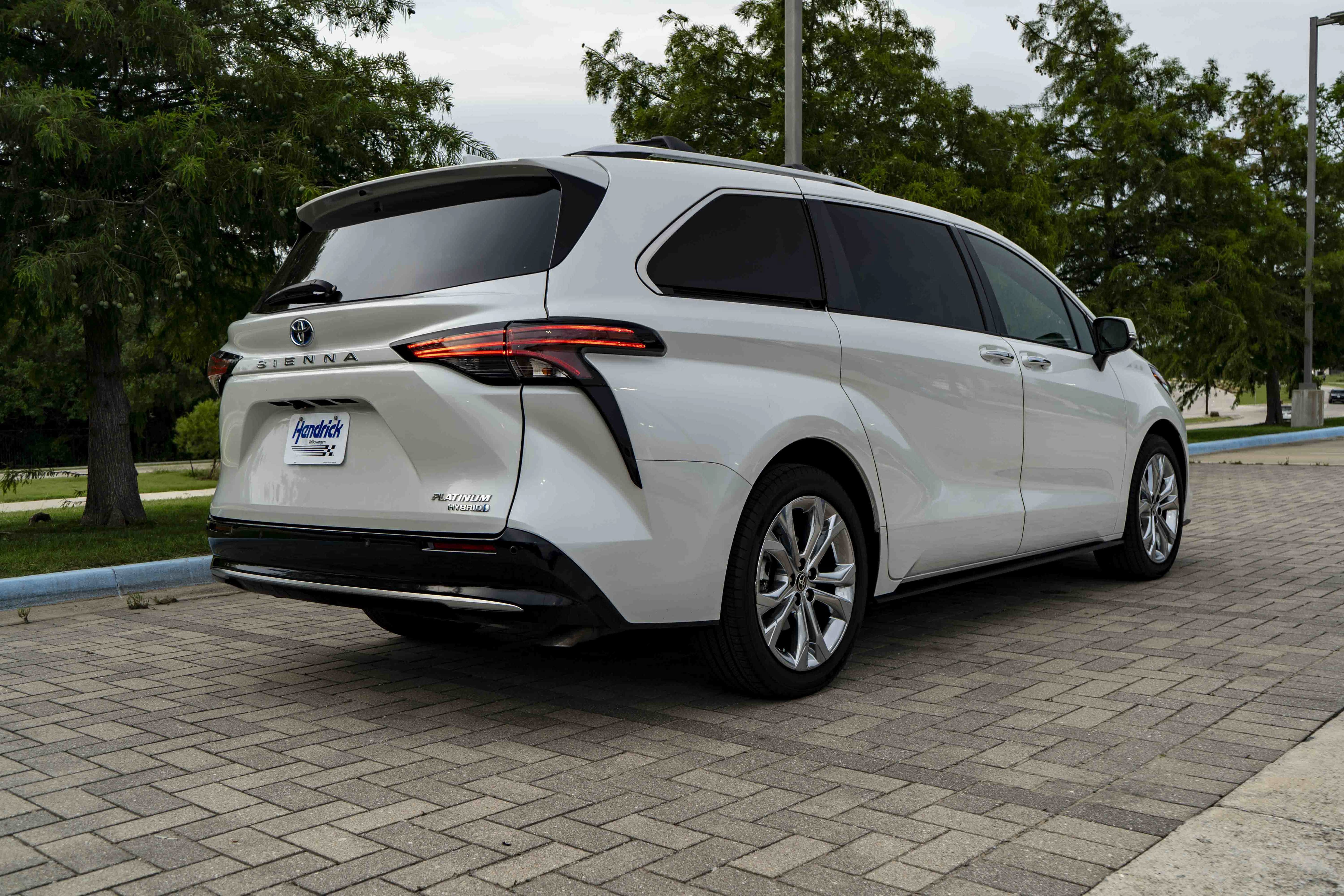 Used 2024 Toyota Sienna Platinum FWD image 9