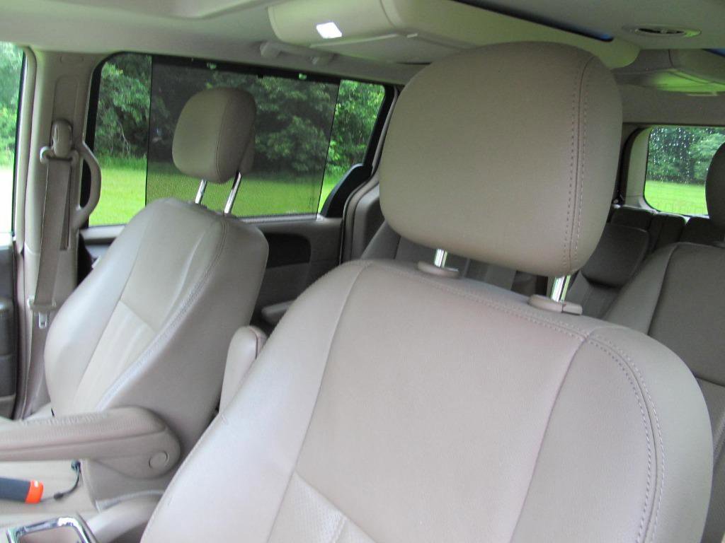 Used 2016 Chrysler Town & Country Touring-L image 19