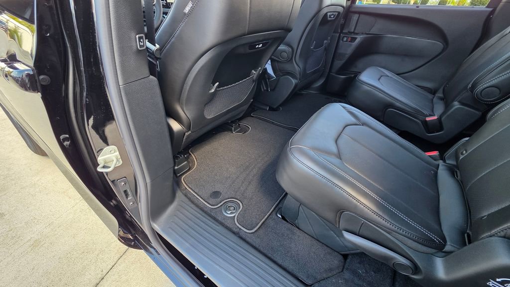 New 2025 Chrysler Pacifica Select image 21